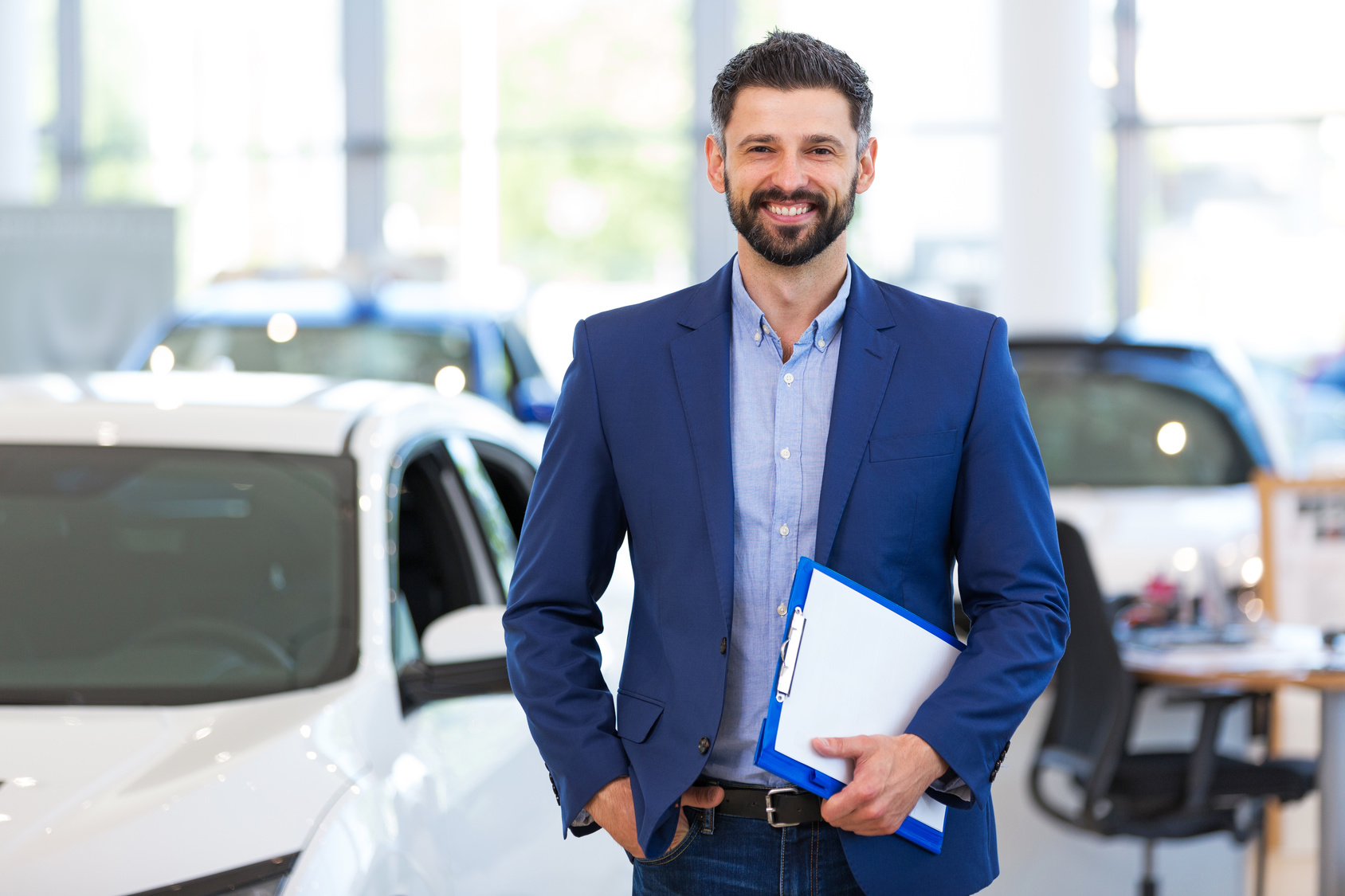 Car dealer in showroom Le concessionnaire, un commerçant indépendant