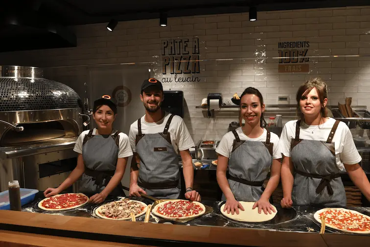 Un franchisé PIZZA COSY avec son équipe en établissement