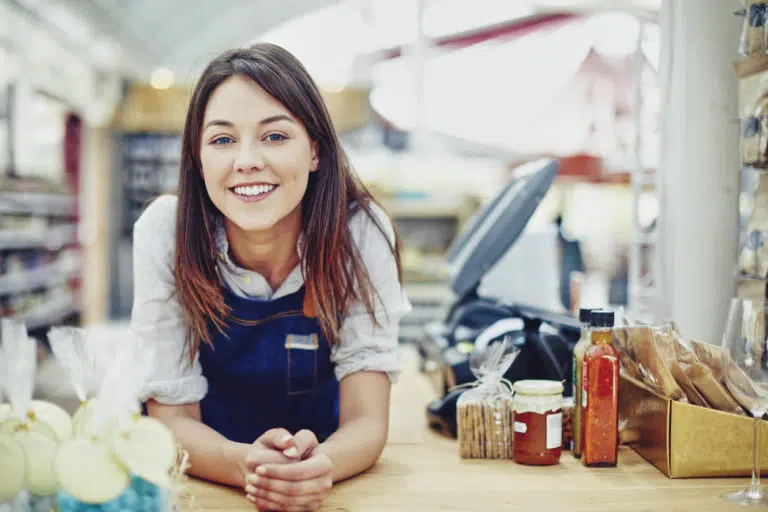 Les avantages de la franchise pour le franchiseur et le franchise une franchisé dans son magasin