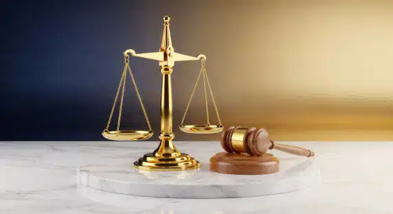 Symbole de l'équilibre à trouver avec les clés de réussite et d'échec pour les franchiseurs