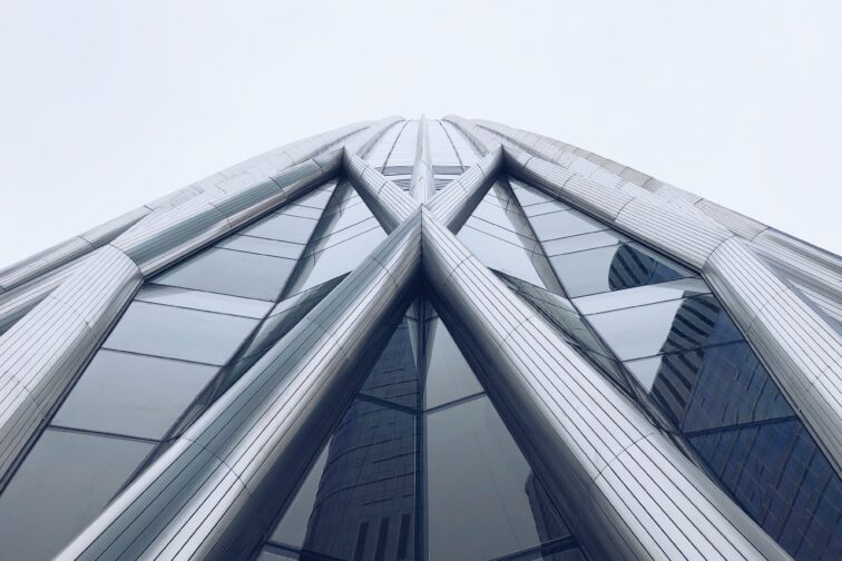 Architecture moderne en verre illustrant la solidité du financement des réseaux de franchise en 2026