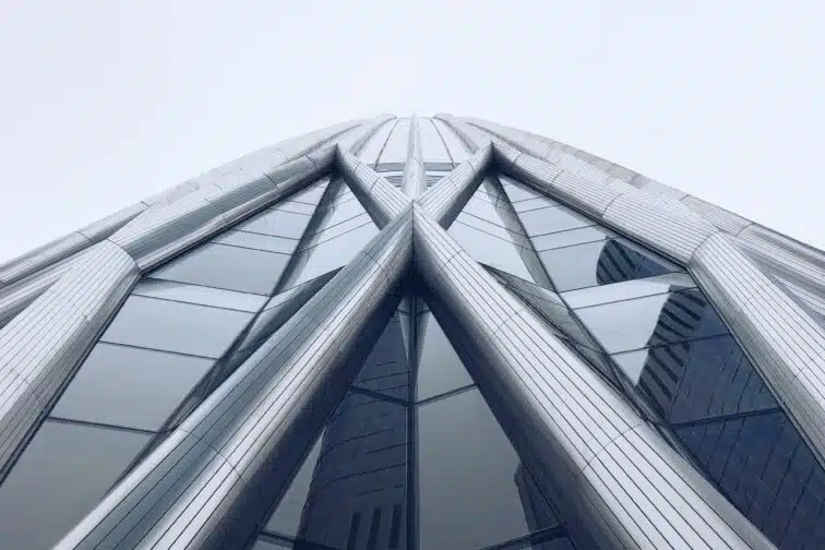 Architecture moderne en verre illustrant la solidité du financement des réseaux de franchise en 2026