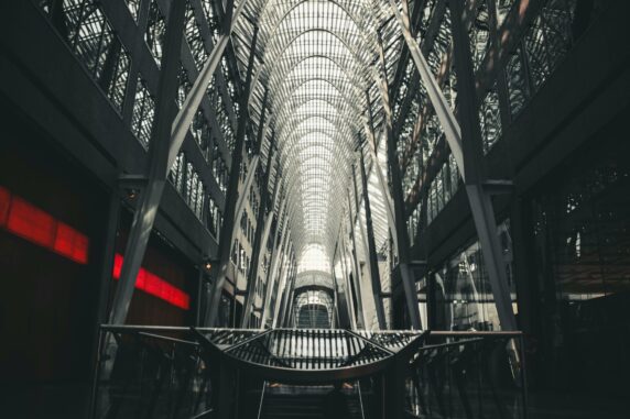 Architecture moderne symbolisant la croissance et la structure nécessaires pour réussir son développement en franchise.