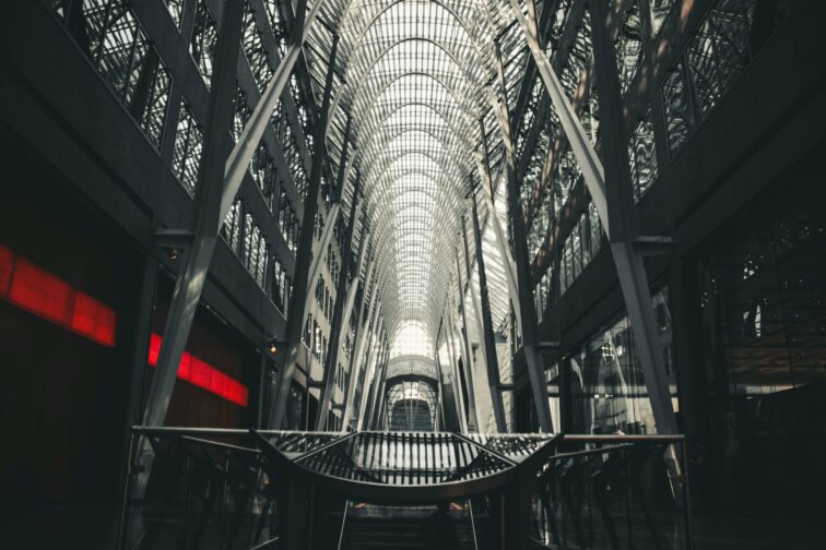 Architecture moderne symbolisant la croissance et la structure nécessaires pour réussir son développement en franchise.